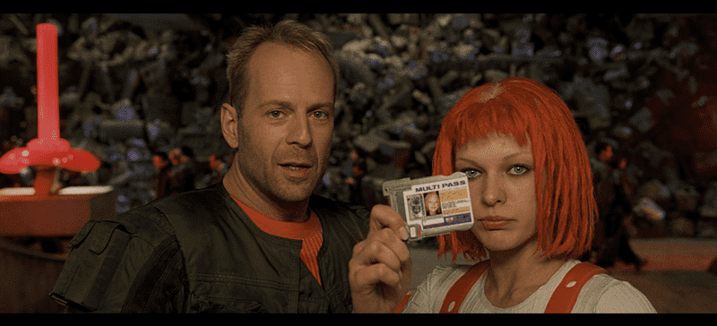 Korben Dallas (Bruce Willis) mira mientras Leelo (Mila Jovovich) muestra su tarjeta multipase.